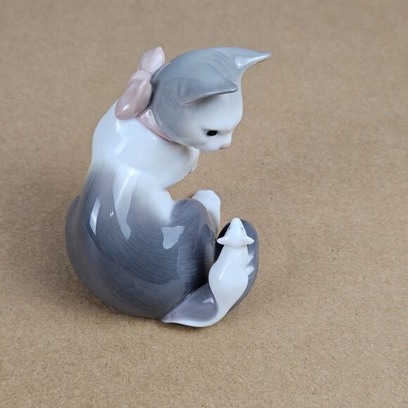 Lladro Cat And Mouse Porcelain Figurine Handmade in Spain Pink Bow Decor Gray - Picture 5 of 9